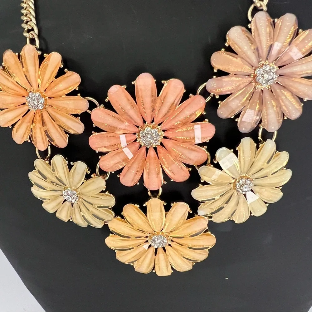 MACY’S PASTEL‎ DAISY STATEMENT NECKLACE $45